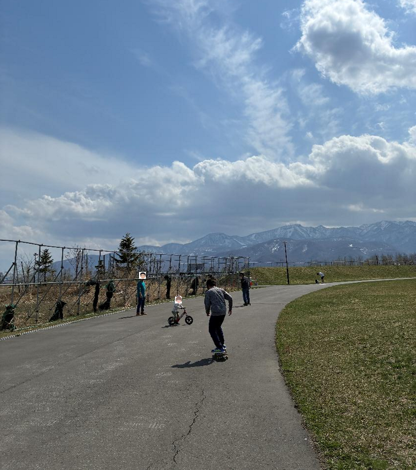 山口緑地で子どもが遊ぶ様子