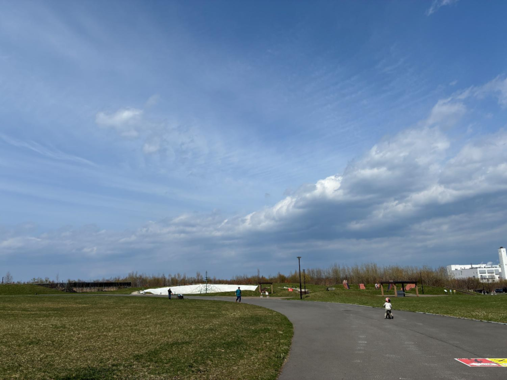山口緑地で子どもが遊ぶ様子