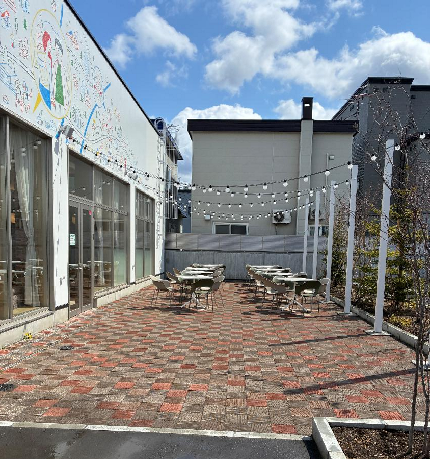 どんぐり本店のイートインスペーステラス席の様子