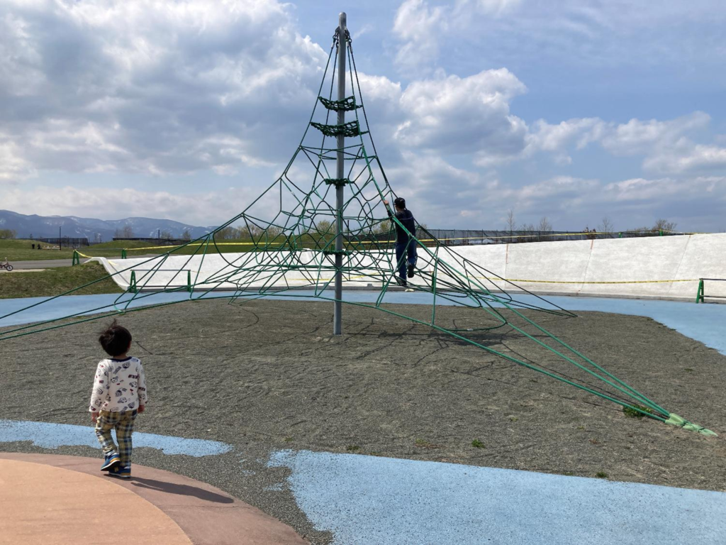 山口緑地の遊具の様子