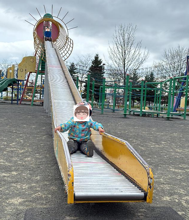 屯田公園の遊具で子どもが遊ぶ様子
