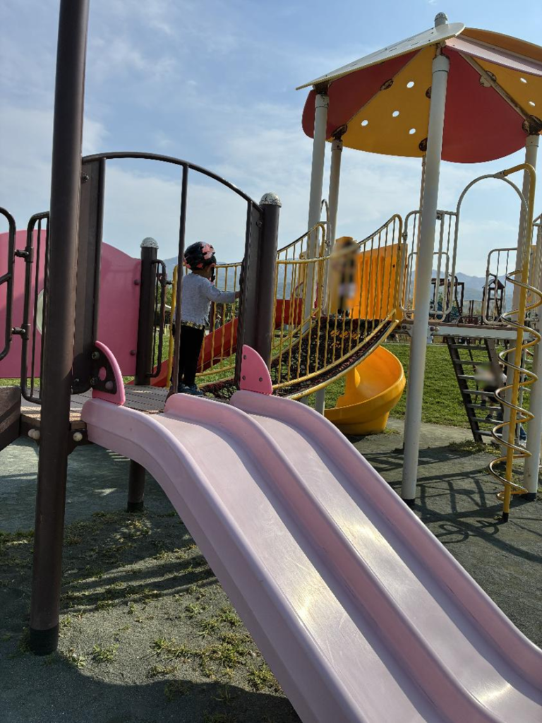 明日風公園で子どもが遊ぶ様子