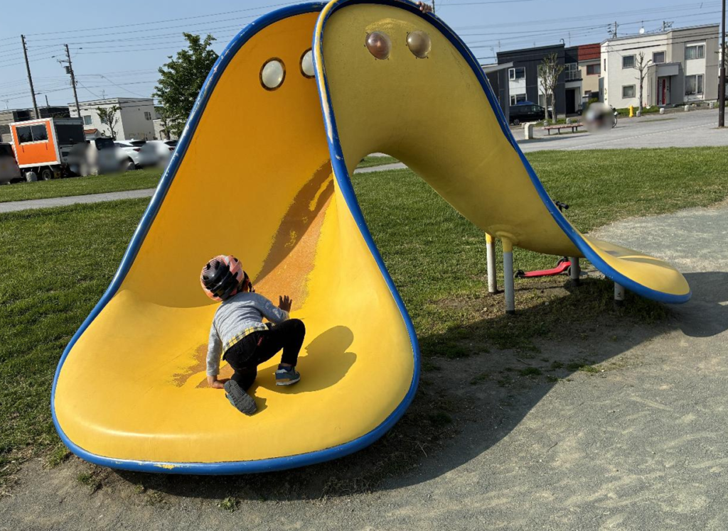 明日風公園で子どもが遊ぶ様子