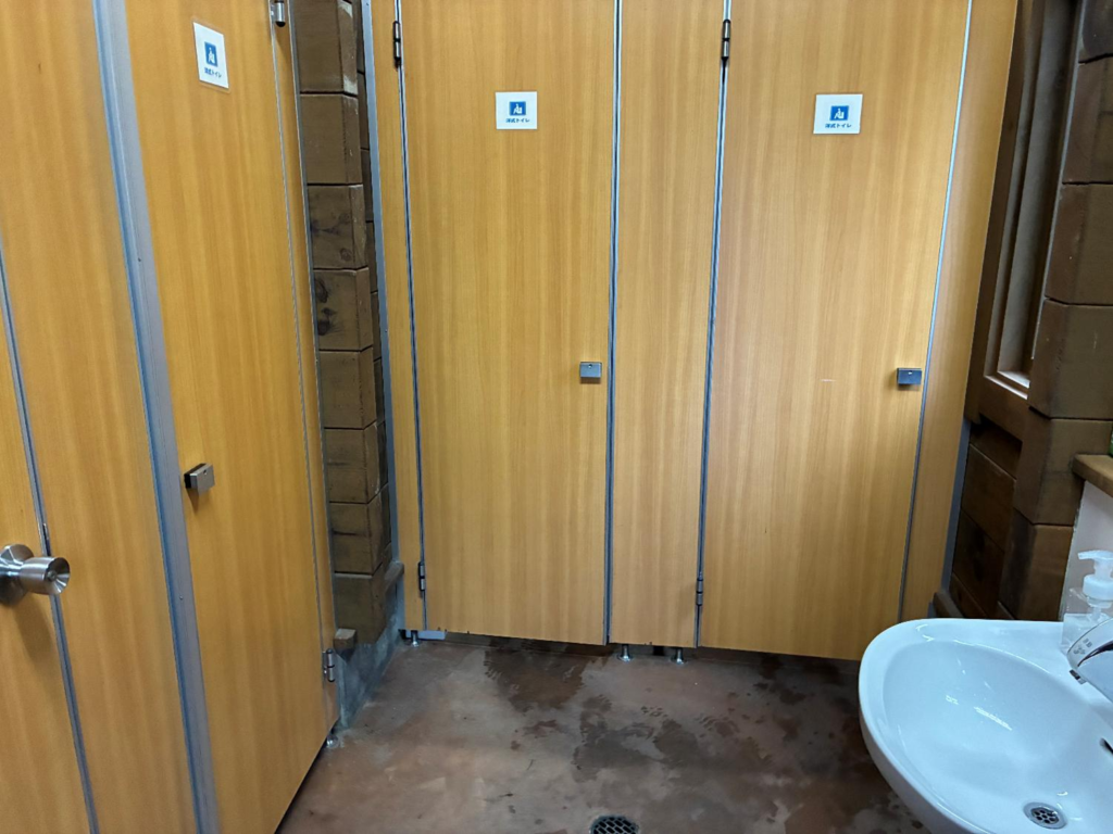 穂別キャンプ場のオートサイトのトイレの様子