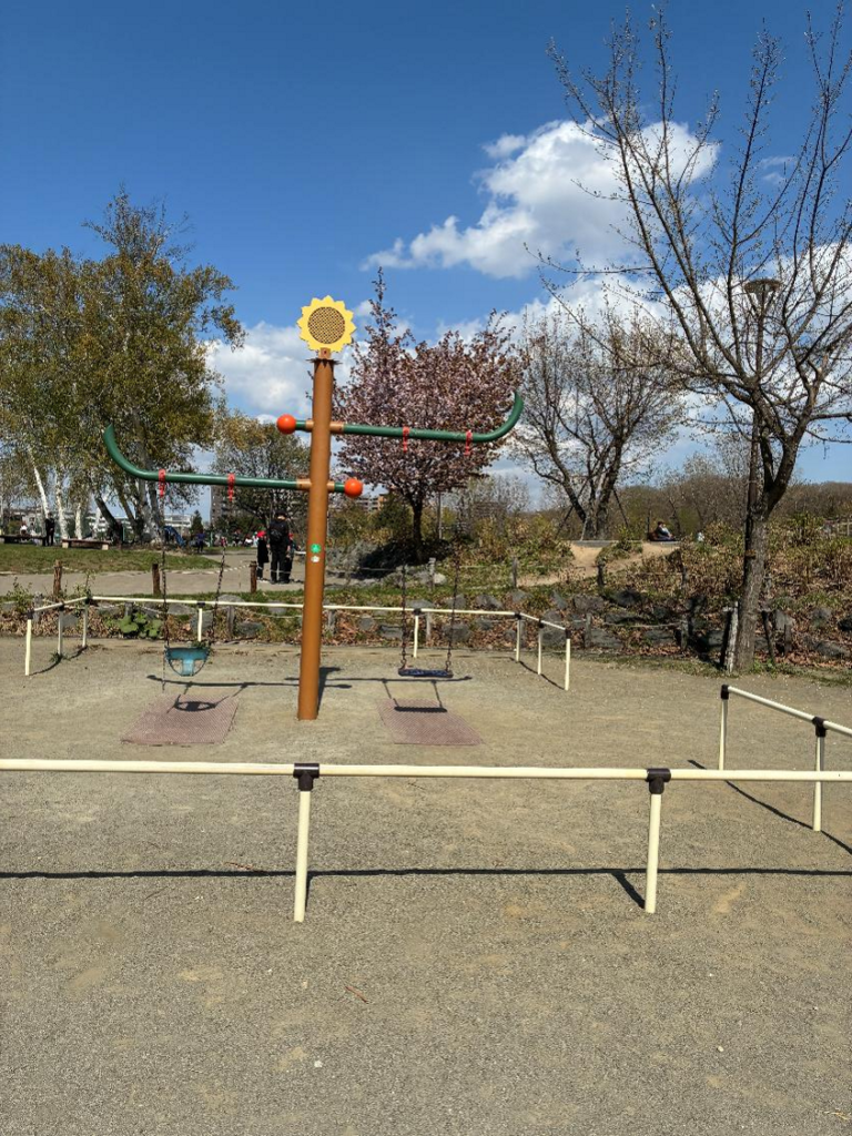 月寒公園の遊具の様子