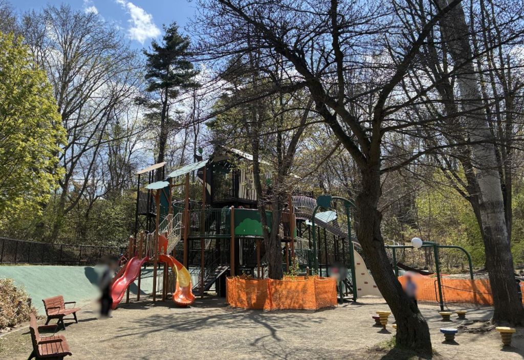 月寒公園の遊具の様子