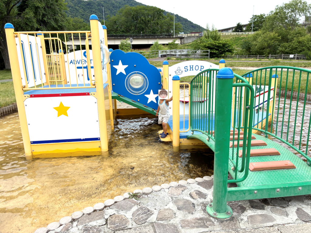 豊平川ウォーターガーデンで子どもが遊ぶ様子