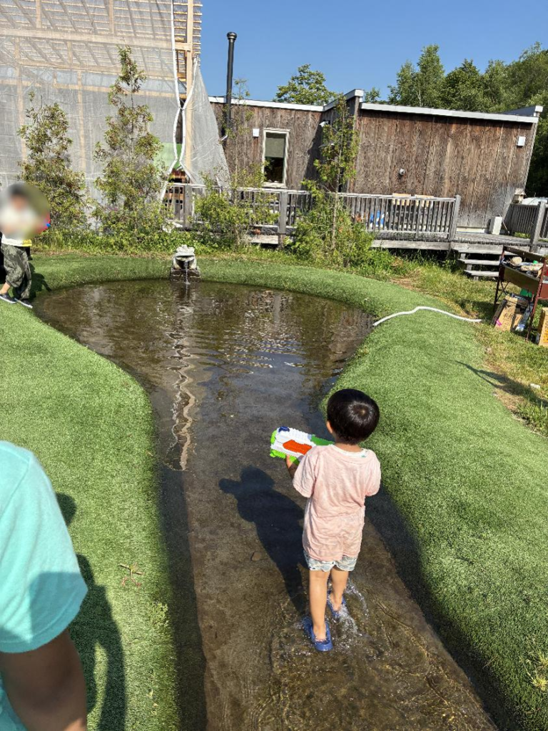 北広島かえるキャンプ場で子どもが水遊びをしている様子