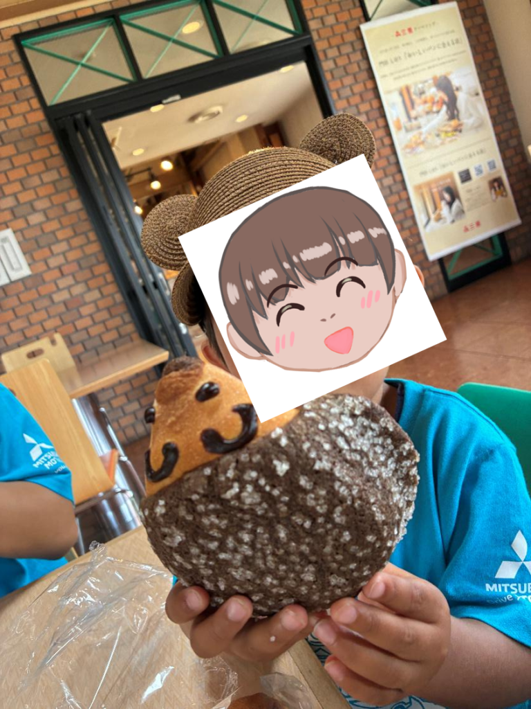 三星本店に売っているパンを子どもが食べる様子