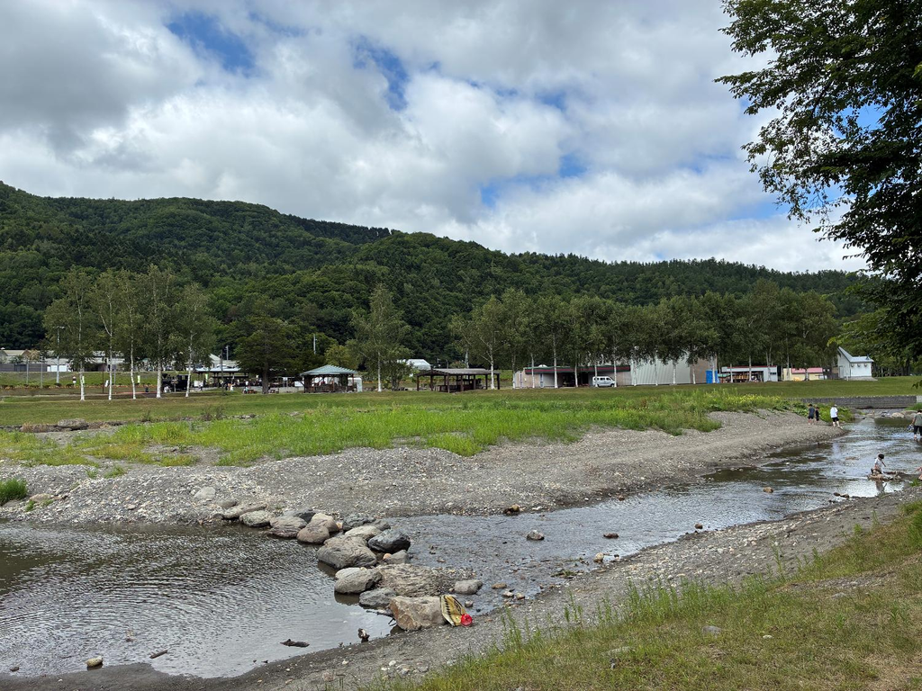 丸瀬布いこいの森キャンプ場の川遊びの様子