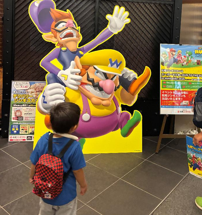 札幌マリオウォークラリーで子どもが観光名所を巡っている様子