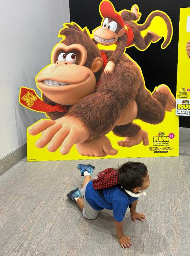 札幌マリオウォークラリーで子どもが観光名所を巡っている様子