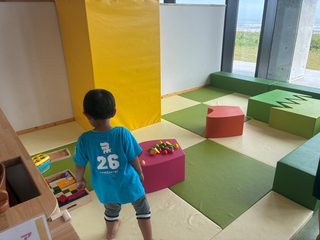 道の駅恋問のキッズスペースで子どもが遊ぶ様子